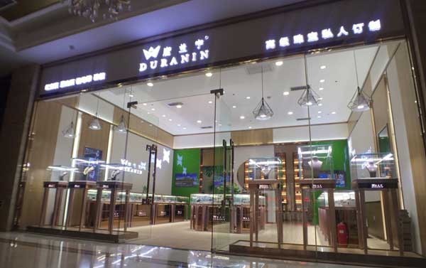 鋁合金玻璃展示柜定制要考慮哪些標(biāo)準(zhǔn)？